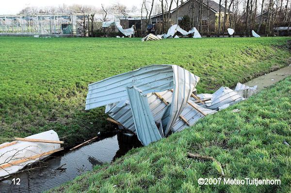 dakplaten aan de overzijde van de hartweg